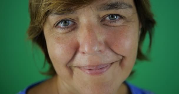 4k - Middle-aged woman with a short haircut winks and smiles on the green — Stock Video