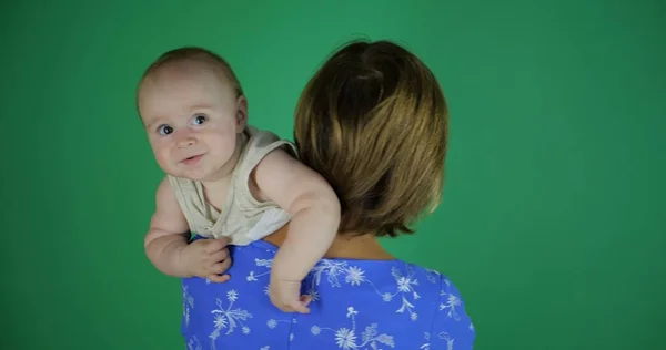 Nonna e il suo bambino in studio sullo schermo verde . — Foto Stock