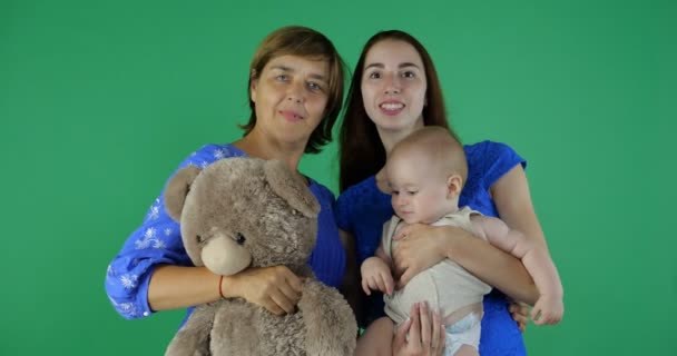 녹색 화면에 여자의 3 세대의 행복한 가족. — 비디오