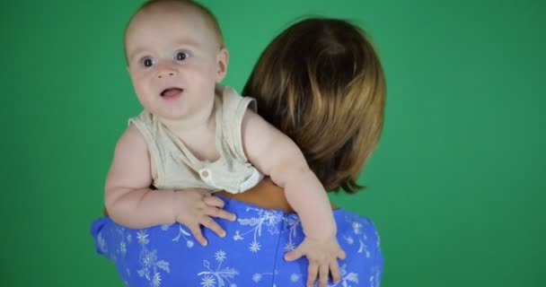 Γριά μητέρα παίζει με το μωρό της στην πράσινη οθόνη. — Αρχείο Βίντεο