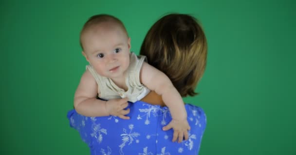 Mãe velha brinca com seu bebê na tela verde 4k — Vídeo de Stock