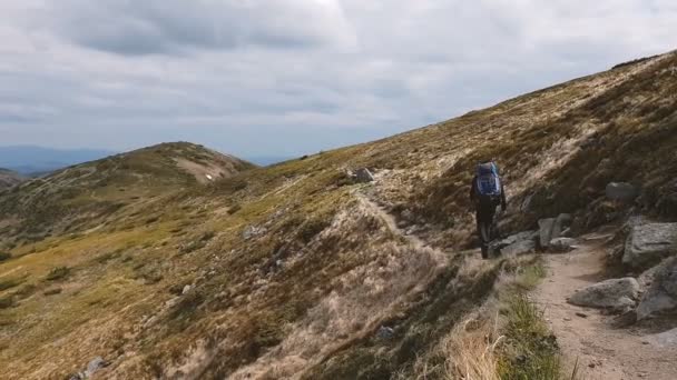 Pareja familiar en un carril de montaña discutiendo ruta en los Cárpatos en slo-mo — Vídeos de Stock