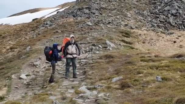 คู่รักในครอบครัวบนเลนภูเขามองไปที่เส้นทางใน Carpathians ใน slo-mo — วีดีโอสต็อก