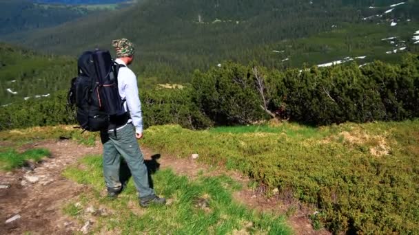 Valle montañoso y un turista mirándolo en los Cárpatos en slo-mo — Vídeo de stock