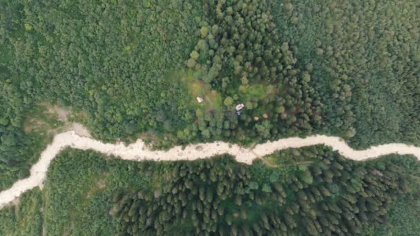4k - Schotterpiste ins Tal zwischen den Bäumen im Kaukasus, Luftangriffe — Stockvideo