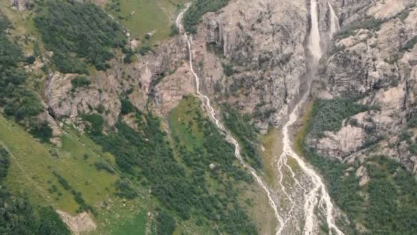 4k - Vue panoramique aérienne des cascades puissantes et d'une rivière de montagne — Video