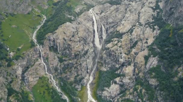 4k - Vue panoramique sur les chutes d'eau et la rivière du Caucase, action aérienne — Video