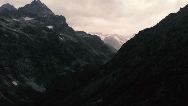 4K - 눈의 극적인 파노라마 보기 - 저녁에 덮여 높은 산 — 비디오