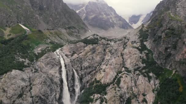 4l - wunderbare Aussicht auf Wasserfälle zwischen hohen Felsen im Kaukasus, Luftaufnahmen — Stockvideo