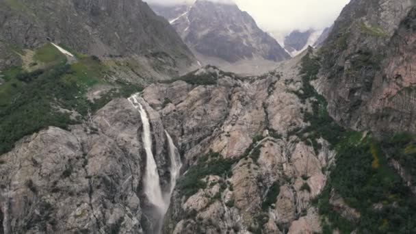 4l - schöne Aussicht auf Wasserfälle zwischen hohen Felsen im Kaukasus, Luftaufnahmen — Stockvideo