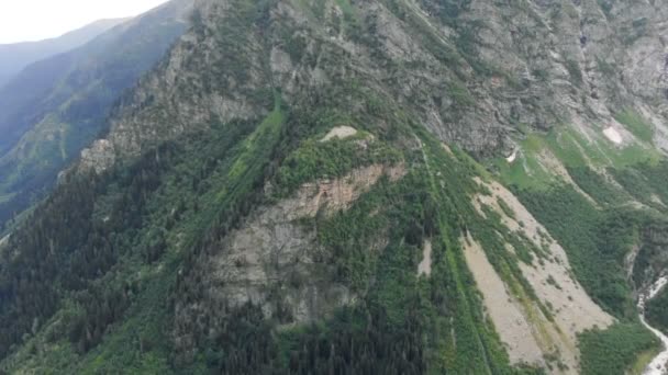 4k - Grande vista panorâmica sobre uma montanha rochosa, ação aérea no Cáucaso — Vídeo de Stock