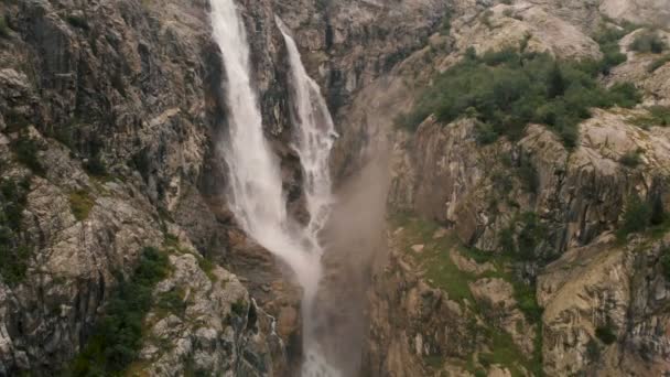 4л - Воздушная стрельба над двумя мощными водопадами среди каменных пород Кавказа — стоковое видео