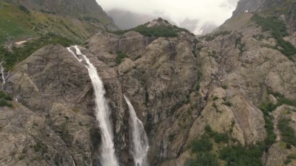 4l - Une étonnante prise de vue aérienne sur deux cascades parmi les hautes roches du Caucase — Video