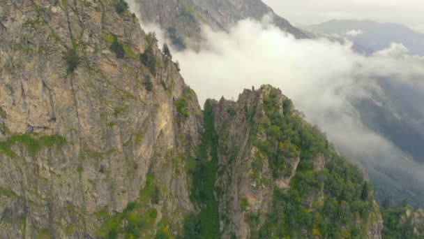 4K-imponujący widok bardzo wysokich gór pośród chmur na Kaukazie — Wideo stockowe