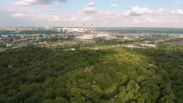 Anténa Dněpru, husté dřevo a moderní elektrárna v Kyjevě v létě — Stock video
