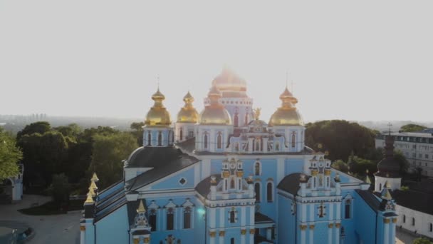 Aérea de la Catedral de San Miguel Cristiano en Kiev con altas cruces doradas — Vídeo de stock