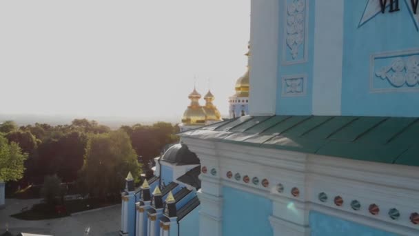 Aérea de la Catedral de San Miguel en Kiev con brillantes cúpulas de oro en verano — Vídeo de stock