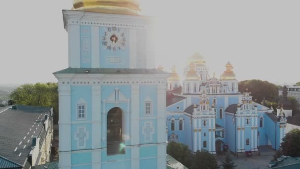 Повітряний знімок собору Святого Михайла з блискучими золотими куполами влітку — стокове відео