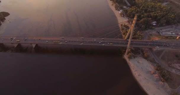 Autos κινείται σε μια μεγάλη γέφυρα καλώδιο ανάρτησης πάνω από το Ντνιπροπετρόφσκ στο Κίεβο το καλοκαίρι — Αρχείο Βίντεο