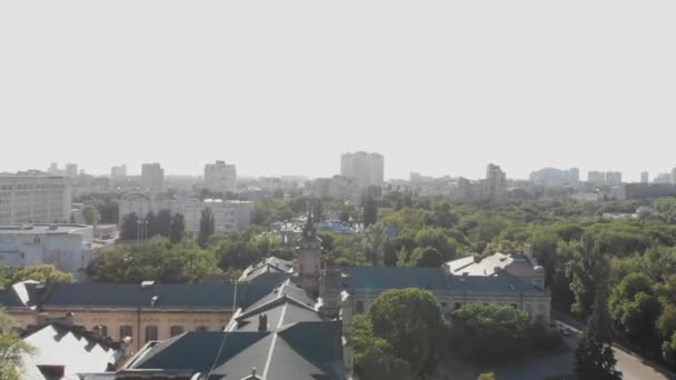Антена чудової історичної будівлі з вузьким шпилем і флюс в Києві. — стокове відео
