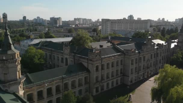 Aérea de un impresionante edificio cuadrado Instituto Politécnico de Kiev con reloj — Vídeos de Stock