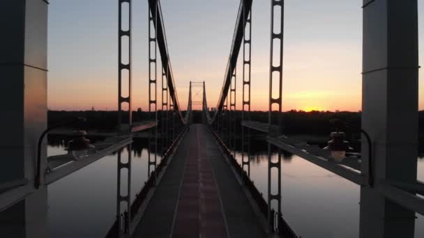 暗い壮大な夕日のドニプロペトロウシクに架かる長い吊り橋の空中ショット — ストック動画
