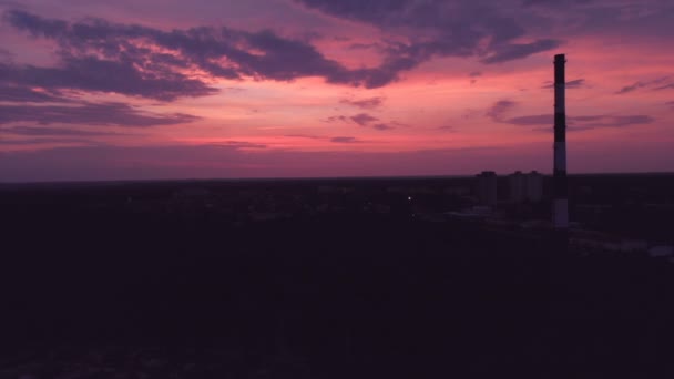 夏の赤とオレンジの夕日でキエフでの夜の街並みの空中ショット — ストック動画