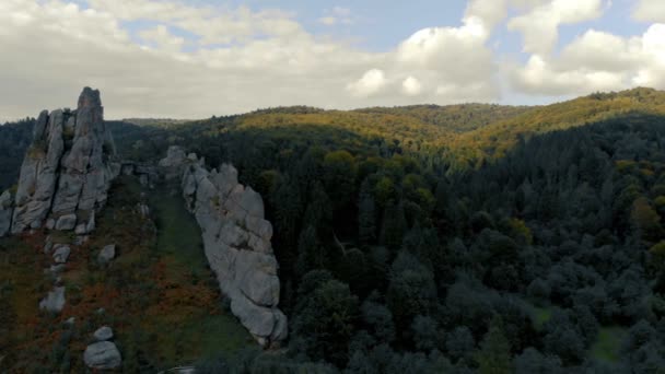 Tustan, eine alte Felsenburg in den Karpaten im Sommer — Stockvideo