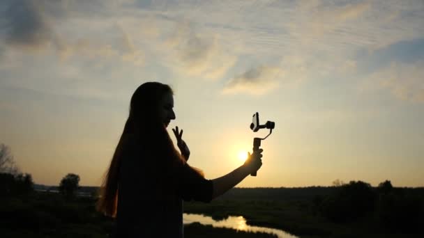 Lány blogger lő selfie video-ra Smartphone-val stabilizátor-ban lassú mozgás — Stock videók