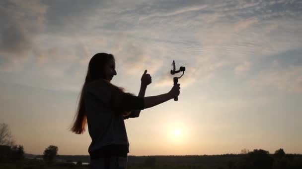 Een reisblogger meisje schiet een selfie video op een smartphone in slow motion — Stockvideo