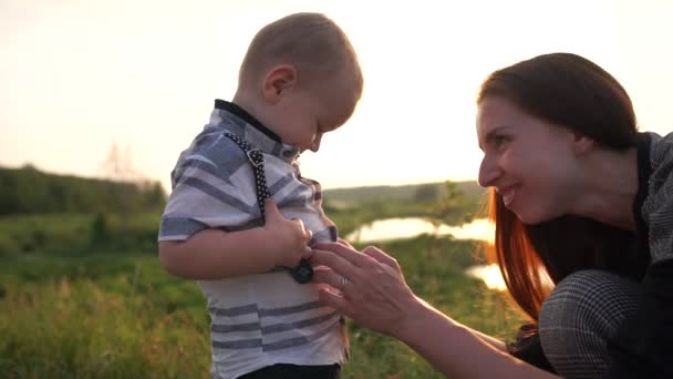 Молодая мать щекочет своих сыновей животом — стоковое видео