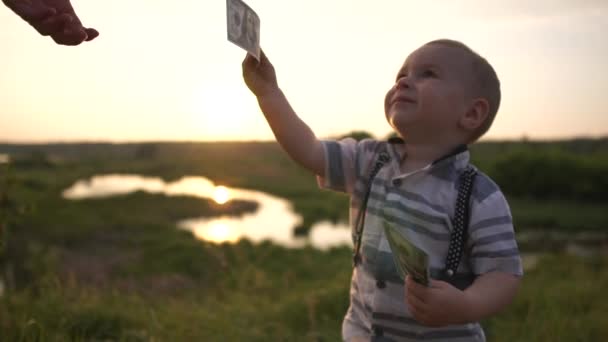 En liten pojke fick flera hundra dollar räkningar på naturen i slow motion — Stockvideo