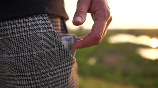 Het meisje trok uit haar broek Pocket een stapel dollarbiljetten in slow motion — Stockvideo