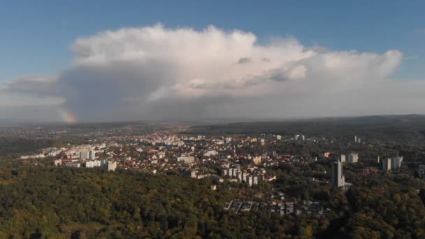 Imponerande granskog med höga multistoried hus i Karpaterna — Stockvideo