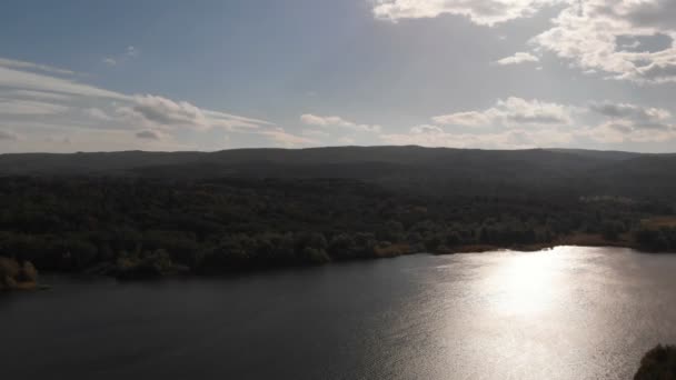 Légi felvétel a fodrozódó folyón a Kárpát-hegység egy napsütéses napon — Stock videók