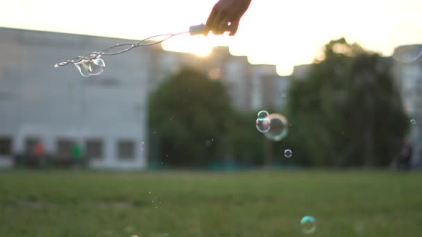 Flickan i en klänning gör såp bubblor utomhus i slow motion — Stockvideo