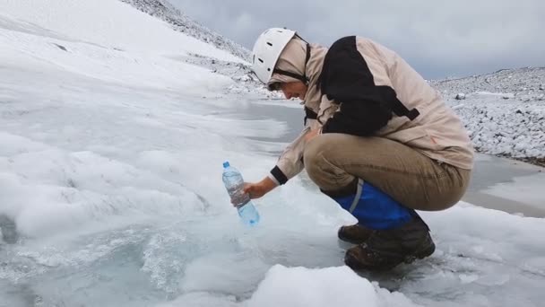 Schilderachtige whirlpool in Georgia Mountains en man die water in slo-mo neemt — Stockvideo