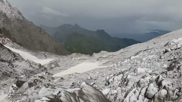 Berg toppen met gesmolten sneeuw en scherpe kliffen in de bergen van Georgië in de zomer — Stockvideo