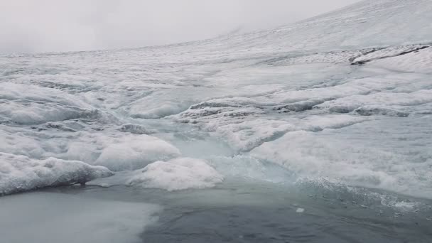 4k dağlarda karlı bankalar arasında hareket eden eriyen akarsu ile Nehir — Stok video