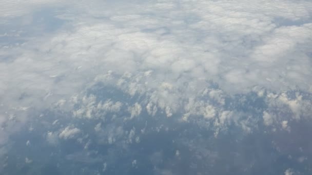 Пухнасті хмари і небесне небо видно з великого отвору влітку в повільному русі — стокове відео