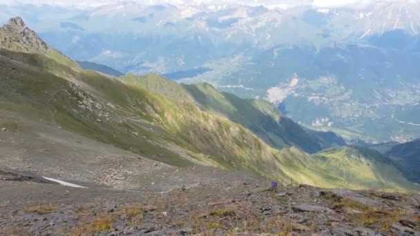 Panorama inspirant des sommets enneigés des montagnes de Géorgie dans le temps — Video