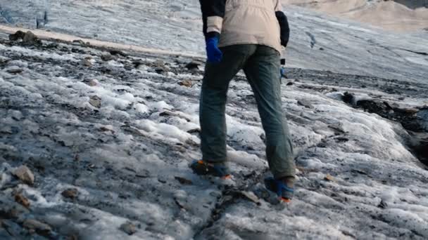 Piste enneigée et un alpiniste mâle dans les montagnes de la Géorgie à Xo@-@ mo — Video