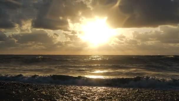 Inspirujące wybrzeże Morza Czarnego z wysokimi i pieniaste fale o zachodzie słońca w zwolnionym tempie — Wideo stockowe