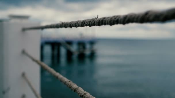 Металевий бар'єр з мотузками на березі Чорного моря в Грузії в повільному русі — стокове відео