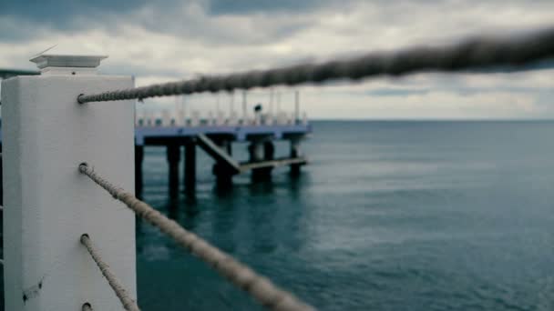 Металевий паркан з мотузками на березі Чорного моря в Грузії в повільному русі — стокове відео