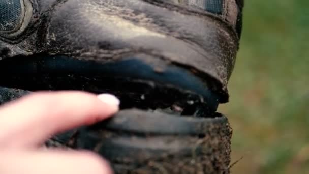 Błotniste nowoczesne buty górskie dostał zgrywanie w górach gruzińskich w SLO-mo — Wideo stockowe
