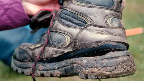 Grubby bota de montaña moderna fue rasgado en las montañas de Georgia en slo-mo — Vídeo de stock