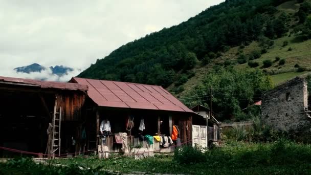 Petit hangar avec des outils, des vêtements et un homme dans les montagnes géorgiennes à Xo@-@ mo — Video