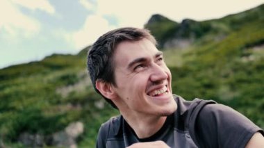 Mutlu adam kenara dönüyor ve slo-mo yaz aylarında Gürcü Dağları'nda gülümsüyor