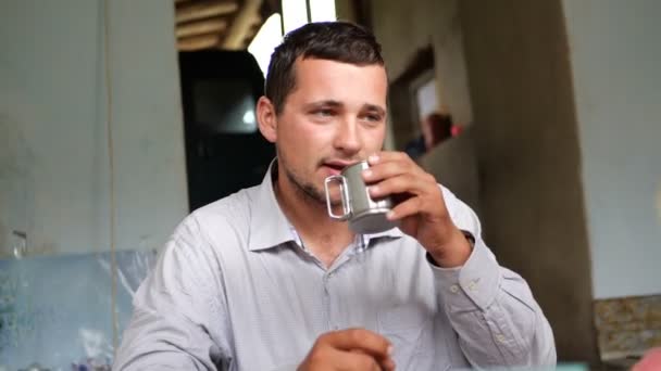 Joven bebiendo té caliente de una taza metálica en Georgia en slo-mo — Vídeos de Stock